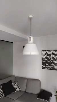 Biała metalowa lampa industrialna