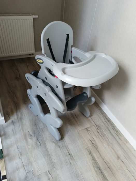 Krzesełko do karmienia i stolik z krzeselkiem