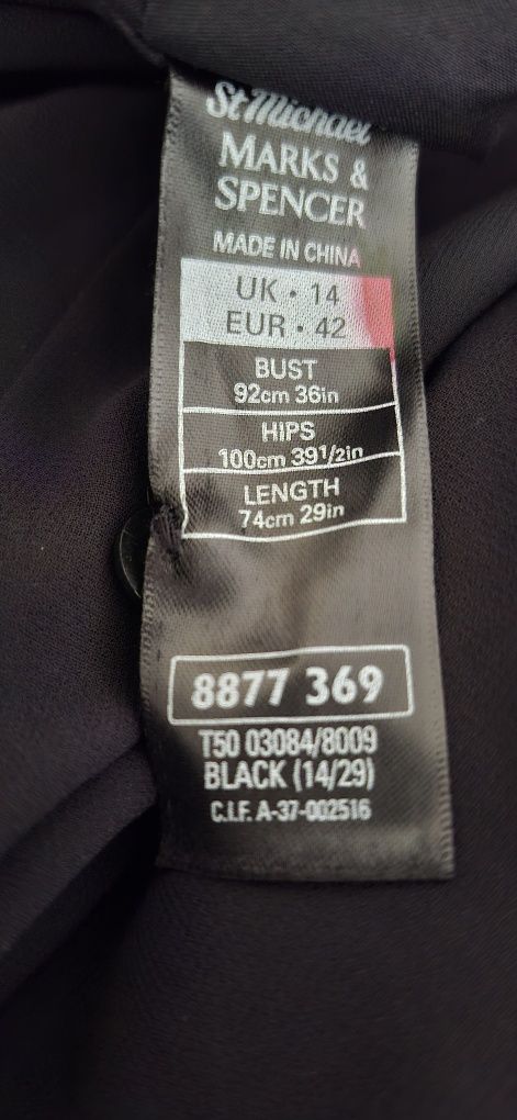 Sukienka z ozdobami w koło szyi