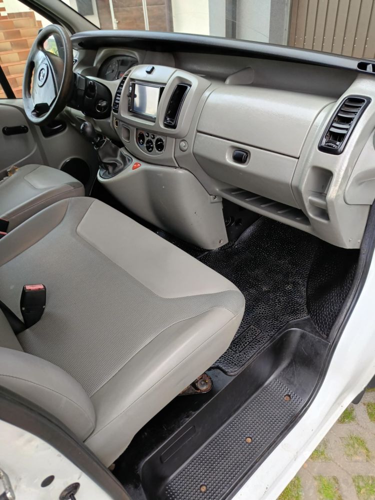 Opel Vivaro 2.0 b+g jak trafic primastar
