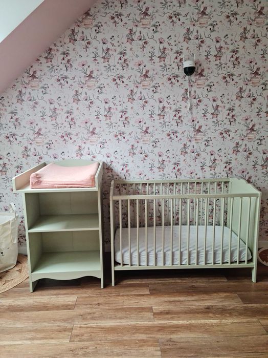 Łóżeczko i przewijak Ikea