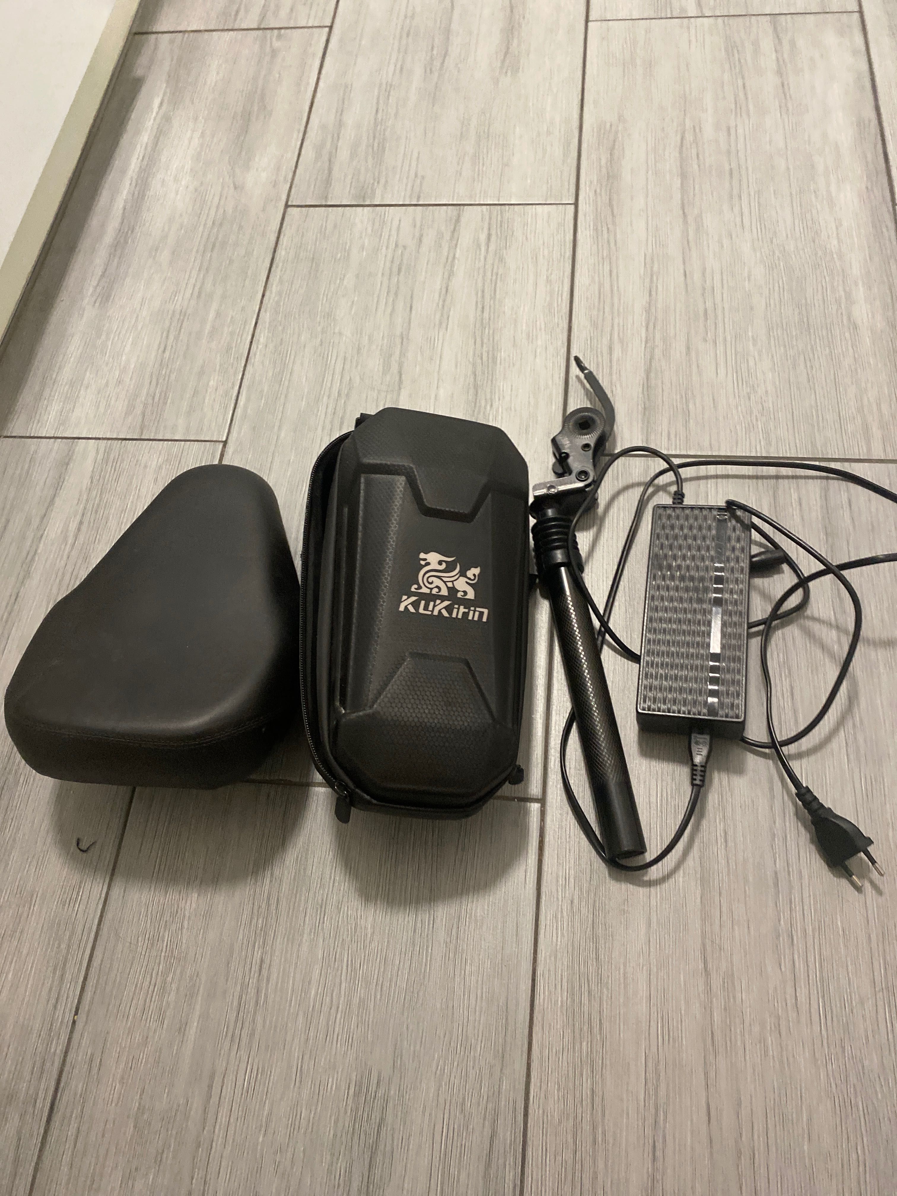 Kugoo M4 – siedzenie, ładowarka, torba (akcesoria)