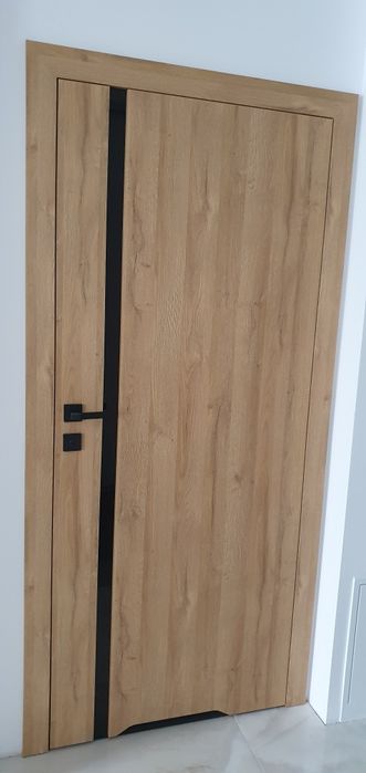 Montaz drzwi wewnętrznych i zewnętrznych. Panele laminowane