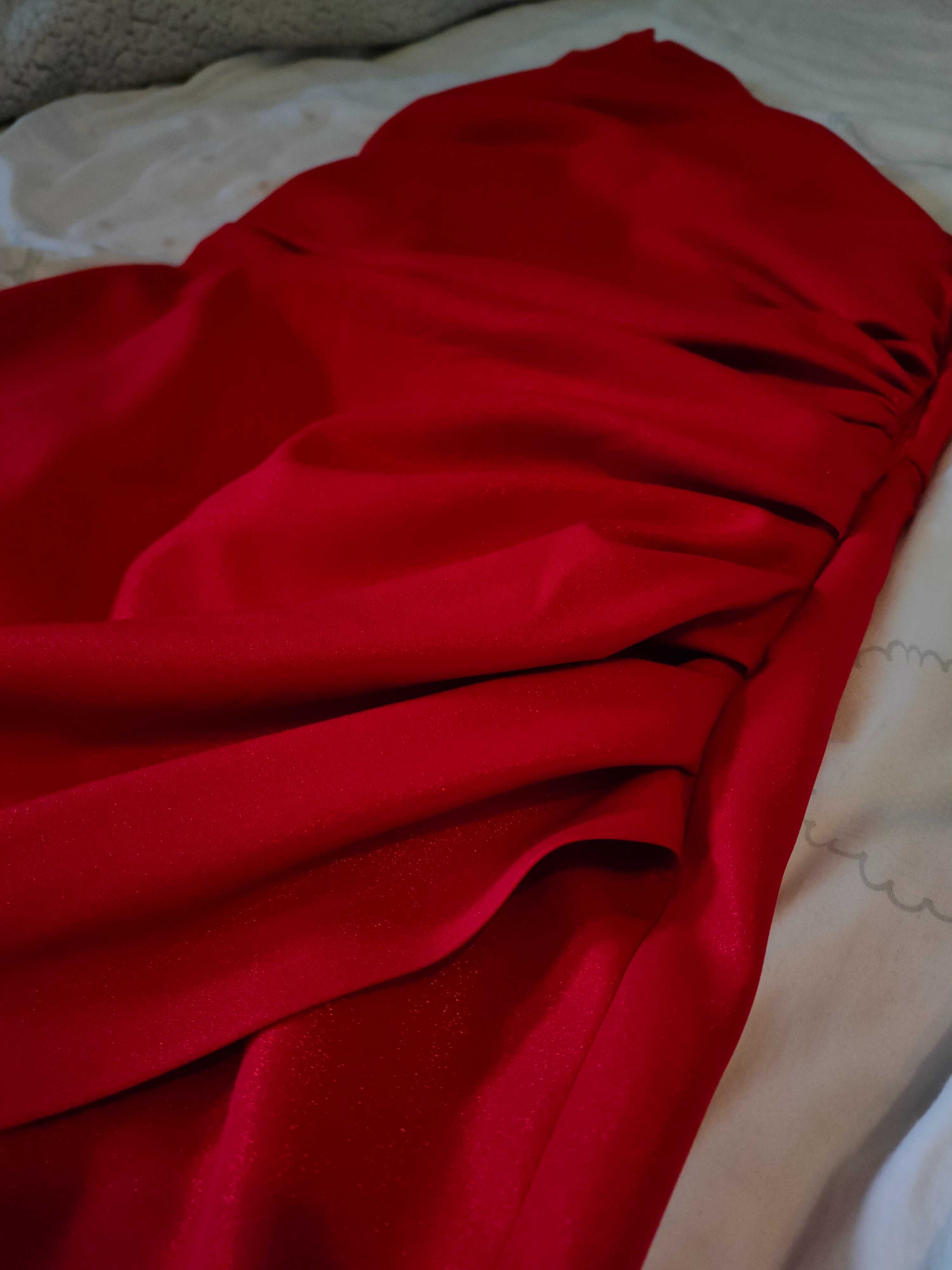 Sukienka czerwona na jedno ramię z błyszczącą nitką
