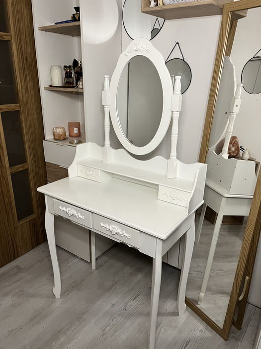 toaletka styl coquette do makijażu ozdobna z lustrem