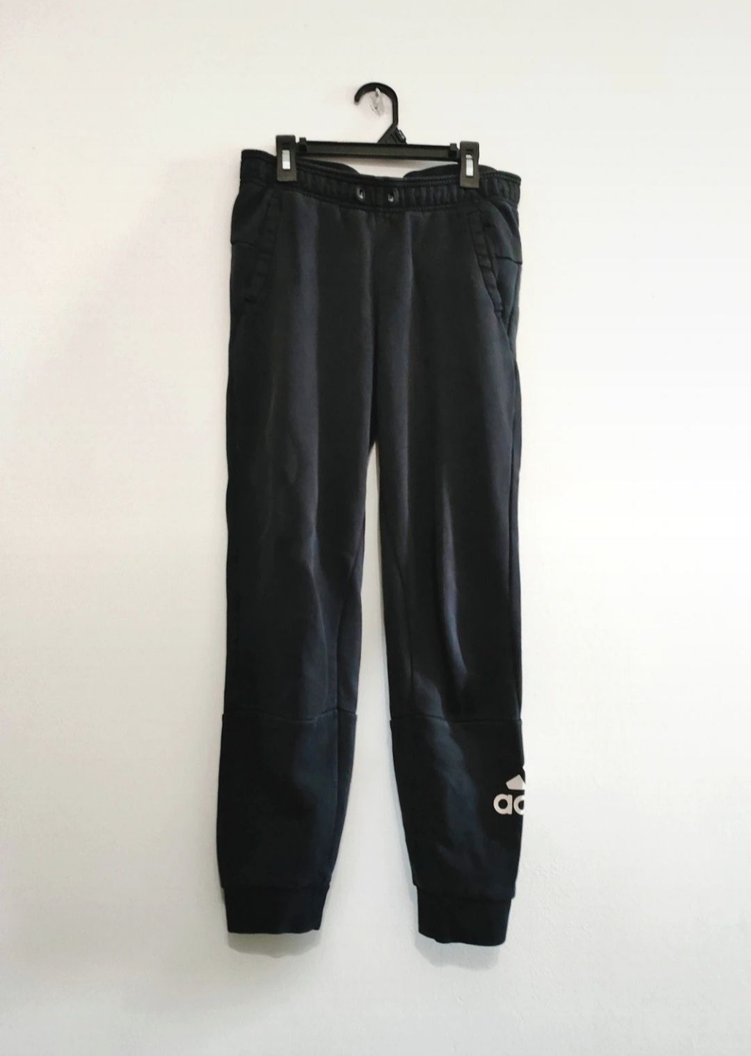 czarne dresy adidas