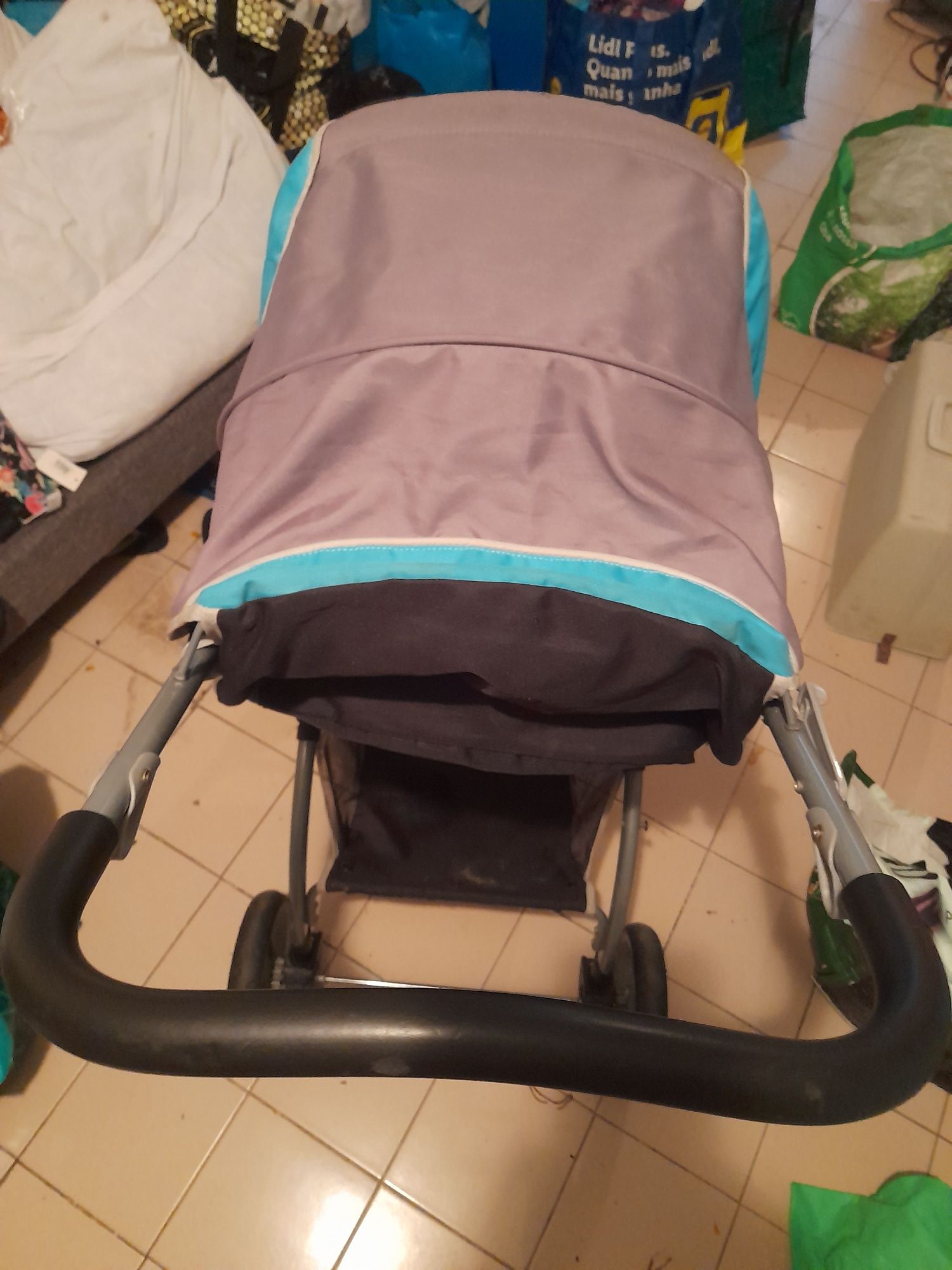 Carrinho de bebé usado.