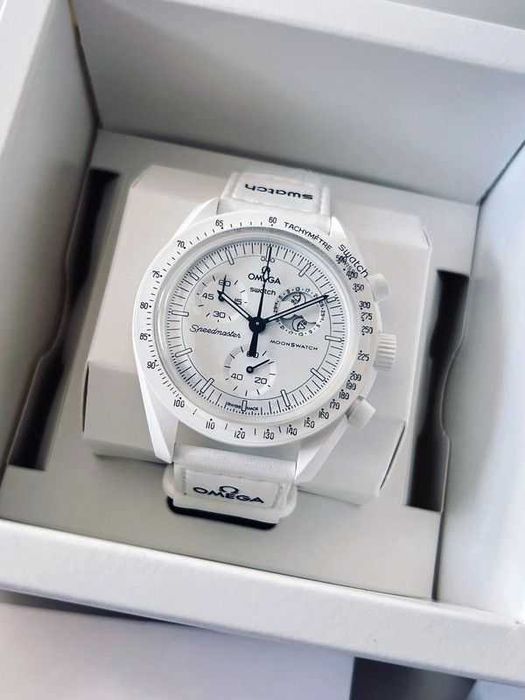 Swat-ch x Ome-ga Bioceramic MoonswatchMissionToMoonphaseSnoopySO33W700