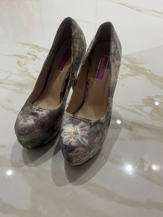 Sapatos altos florido