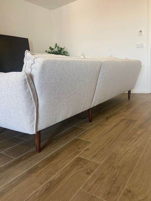 Sofá bege com chaise longue