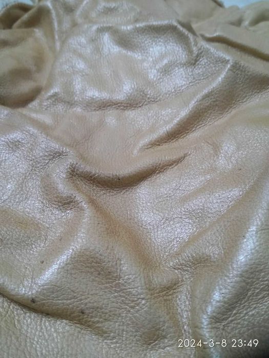 Кожа обрезки, большие и маленькие.