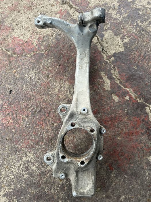 Поворотний кулак передній правий (пасажирський) Ауді А4 Б6 2001р