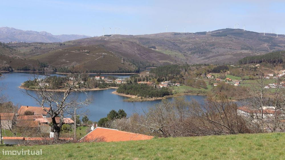 Casa Antiga com terreno para reabilitar.