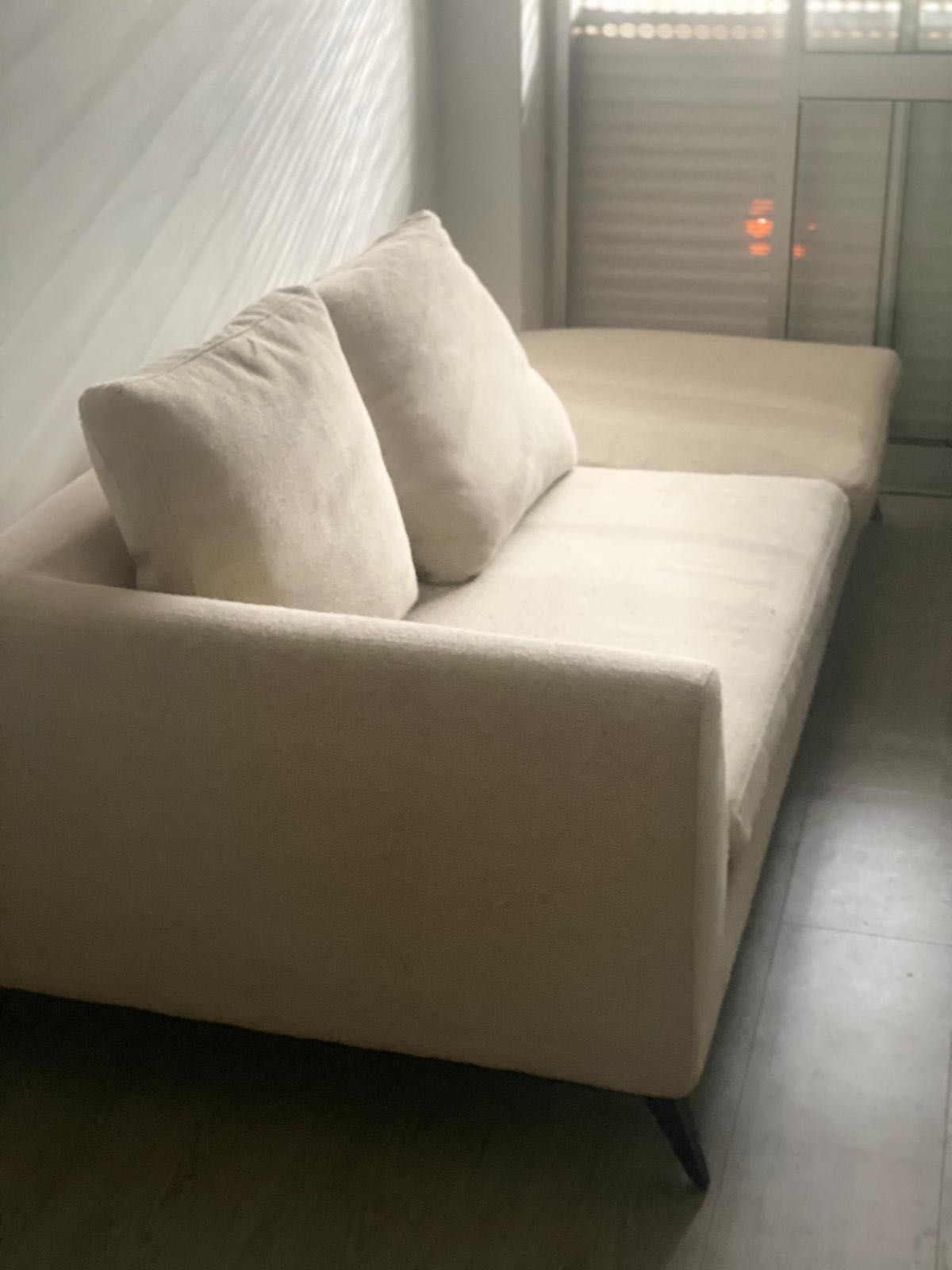 Sofa cor bege confortável