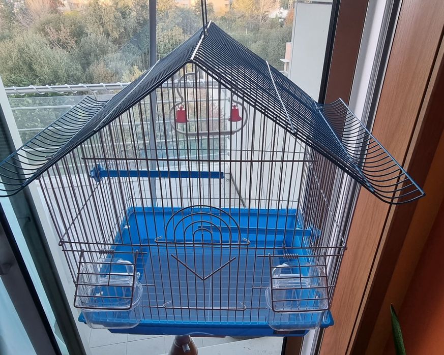 Gaiola para pássaros com suporte