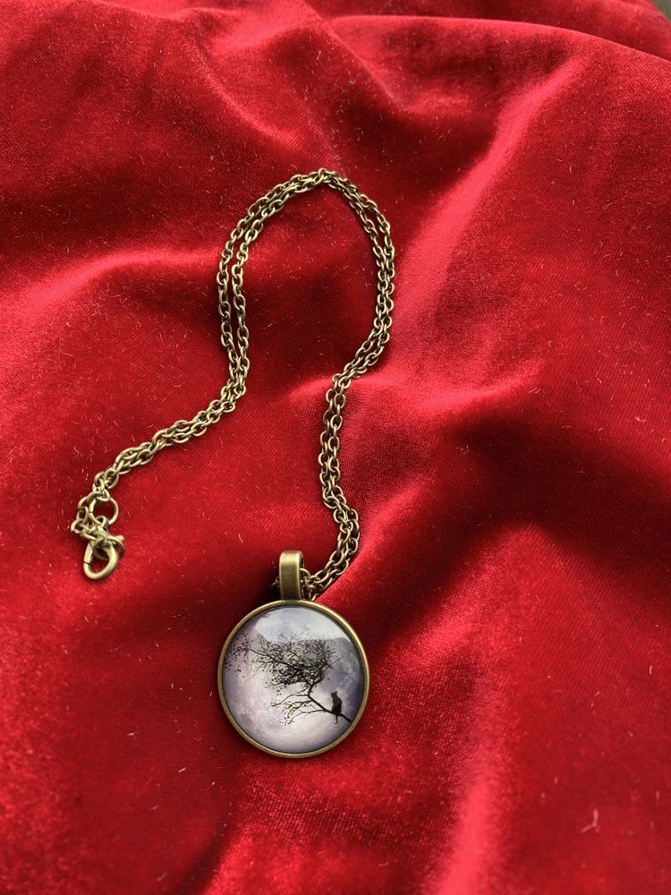 Naszyjnik łańcuszek medalion z kotem na tle księżyca