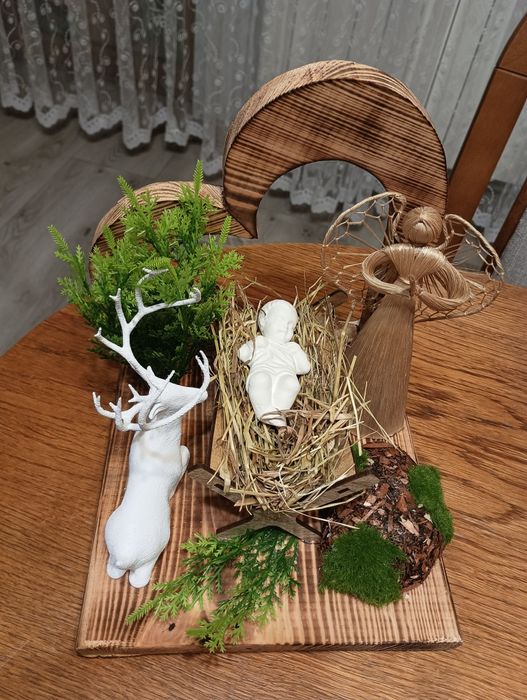 Żłobek Bożonarodzeniowe na naturalnej desce z sercem.