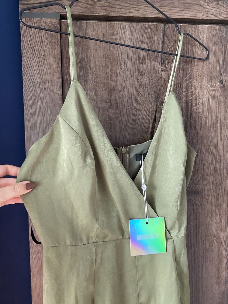 kombinezon khaki missguided satynowy na ramiączkach lejący elegancki