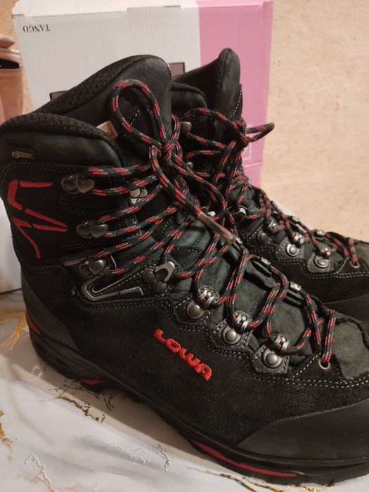 Продам черевики чоловічі Lowa