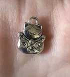 Maneki Neko kot szczęścia japoński srebrna metalowa zawieszka nowa