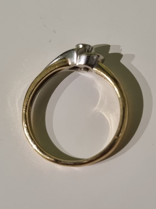 złoty pierścionek z diamentem