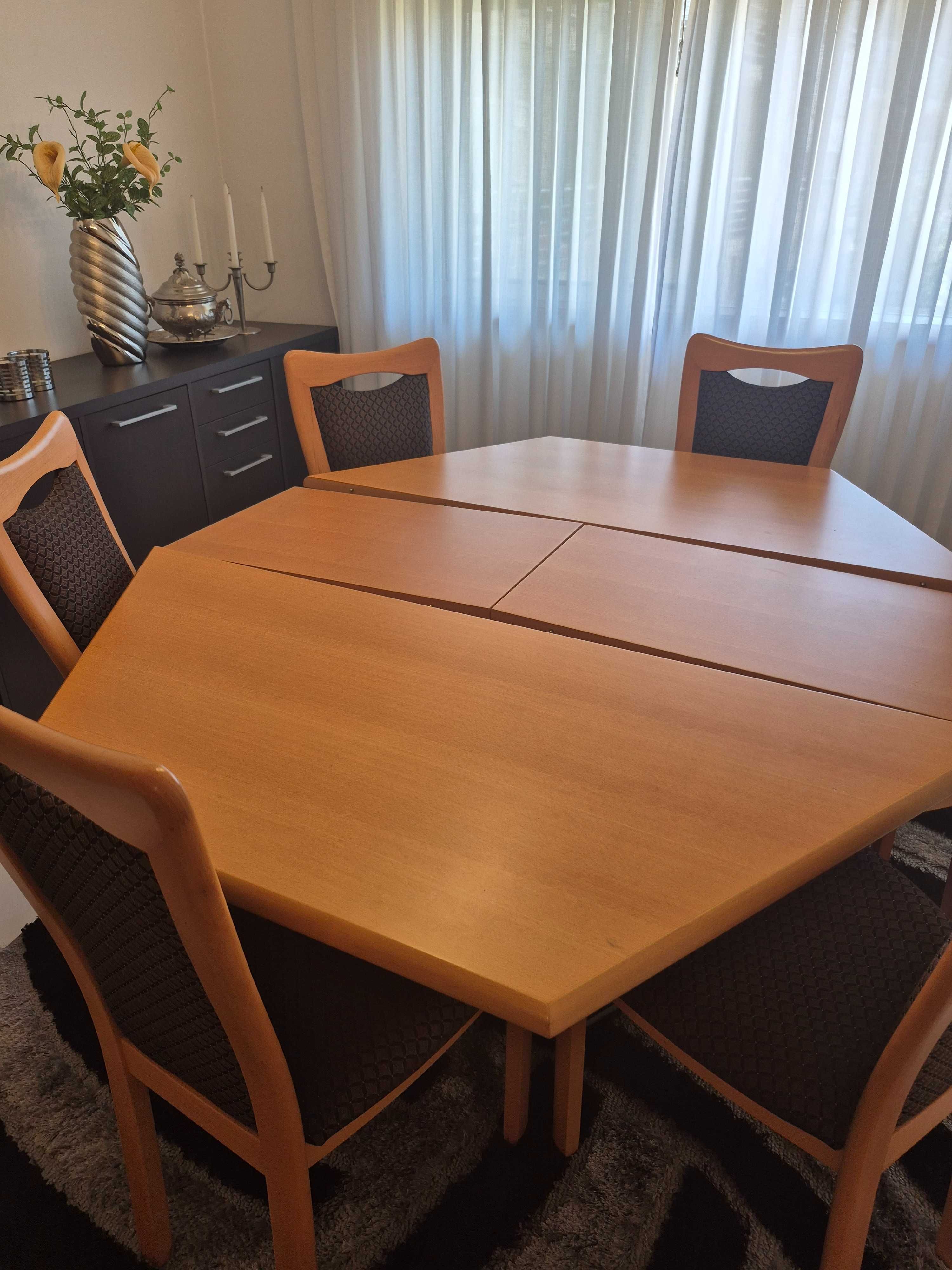Mesa de sala de jantar extensível com 6 cadeiras - 250€.