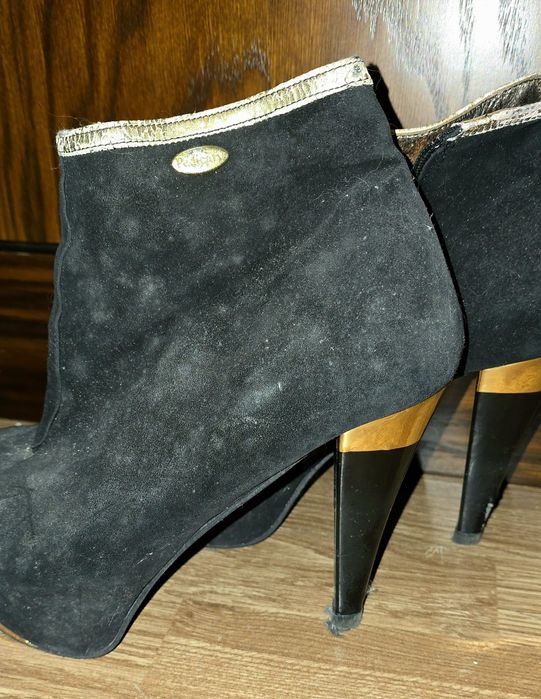 Botins em pele de marca