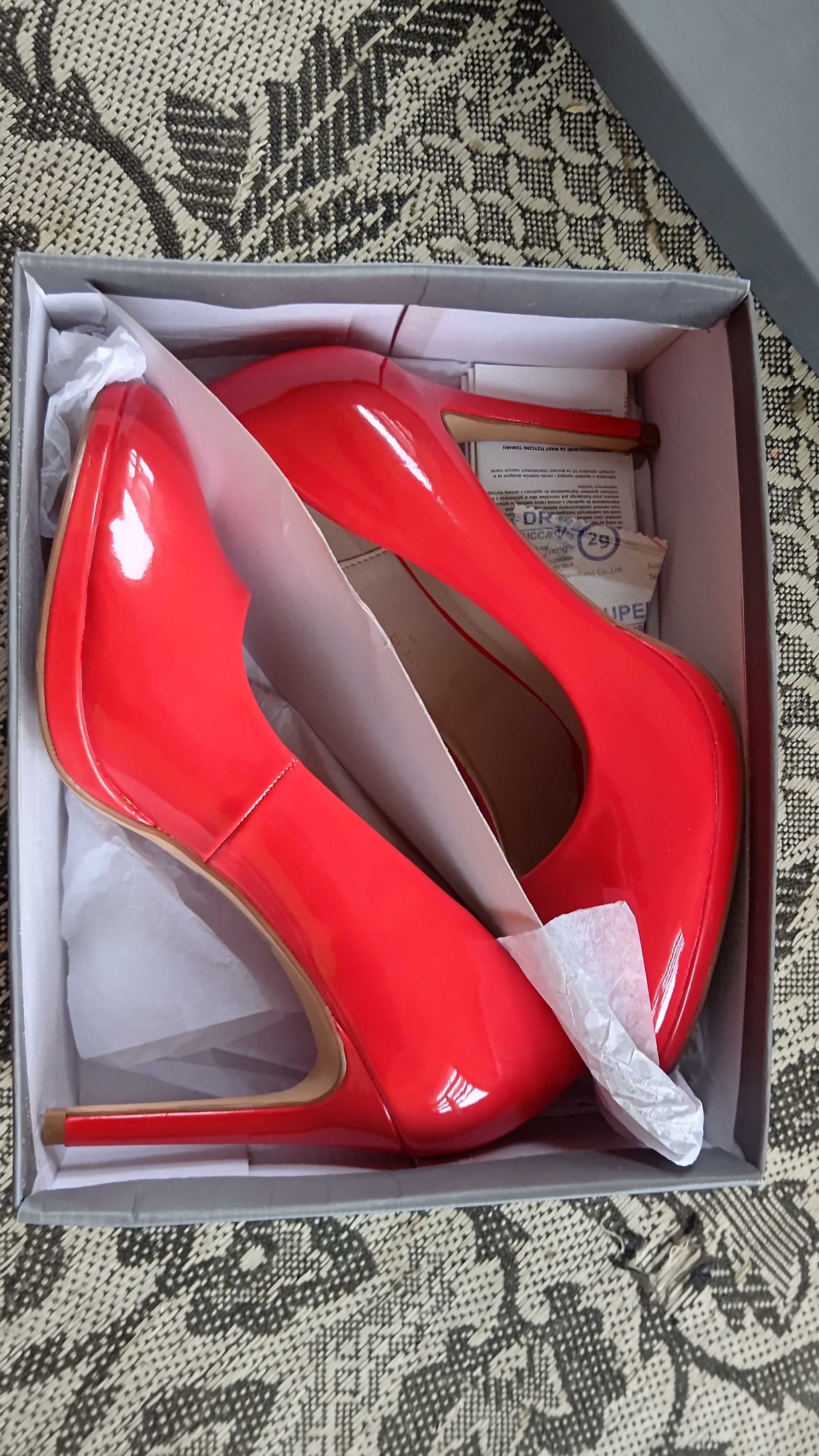 Туфли красные лаковые на высоком каблуке