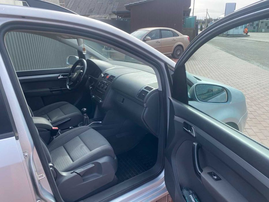VW Touran 1,6 бензин,механіка 2004