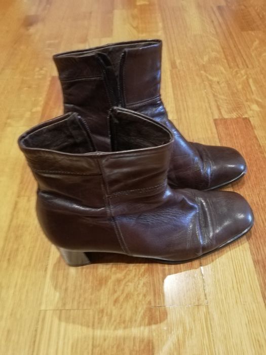 Botas em pele castanhas