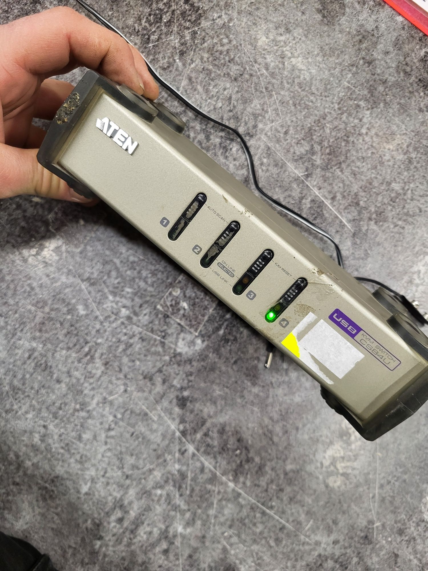 Przełącznik KVM ATEN CS84U 4-portowy PS/2-USB - UŻYWANY