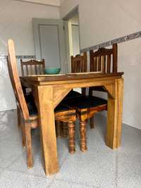 Mesa de madeira maciça e 6 cadeiras de madeira e pele