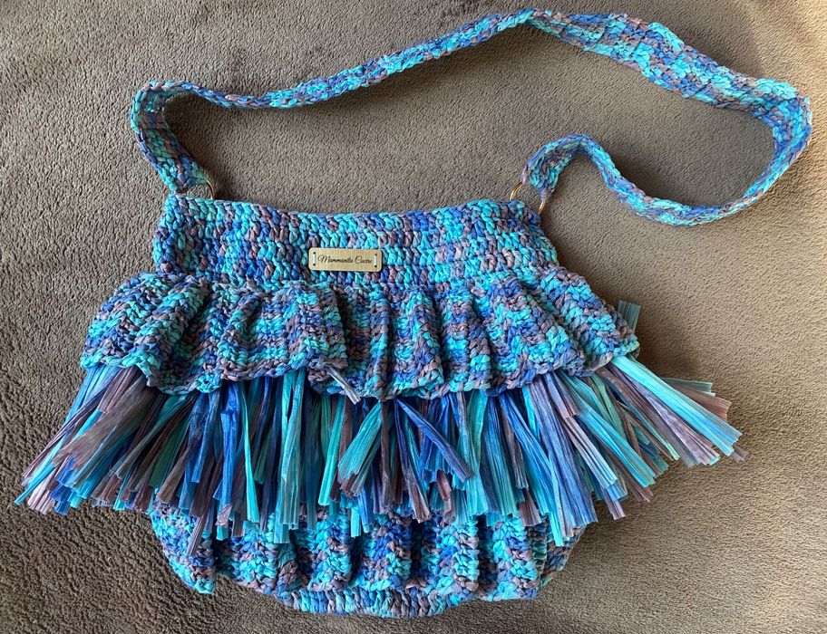 Torebka handmade rafia frędzle falbana boho turkus Mammanita Cucire