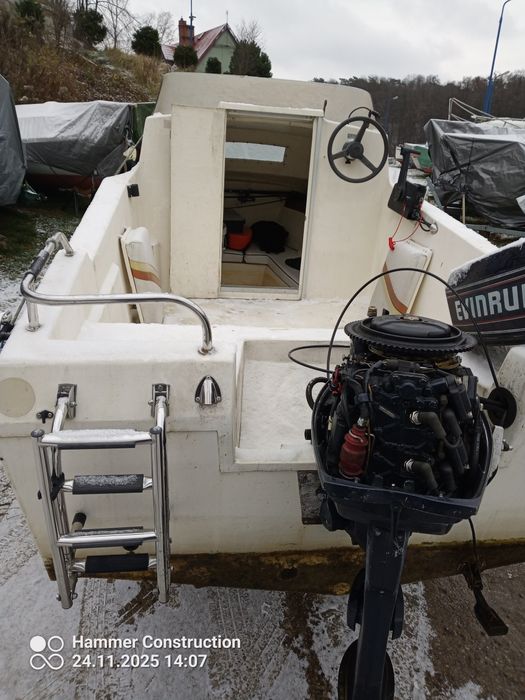 Łódź motorowa kabinowa