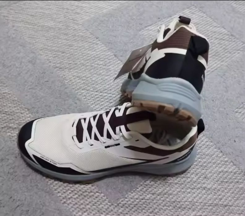 Нові кросівки з біркою