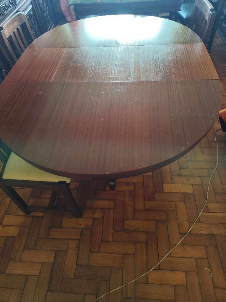 Mesa  em madeira com 4 cadeiras