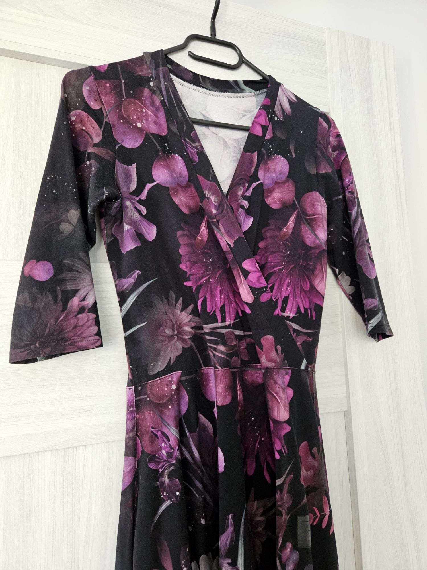 Sukienka Okee midi zakryte plecy roz. XS,  Pink Clover