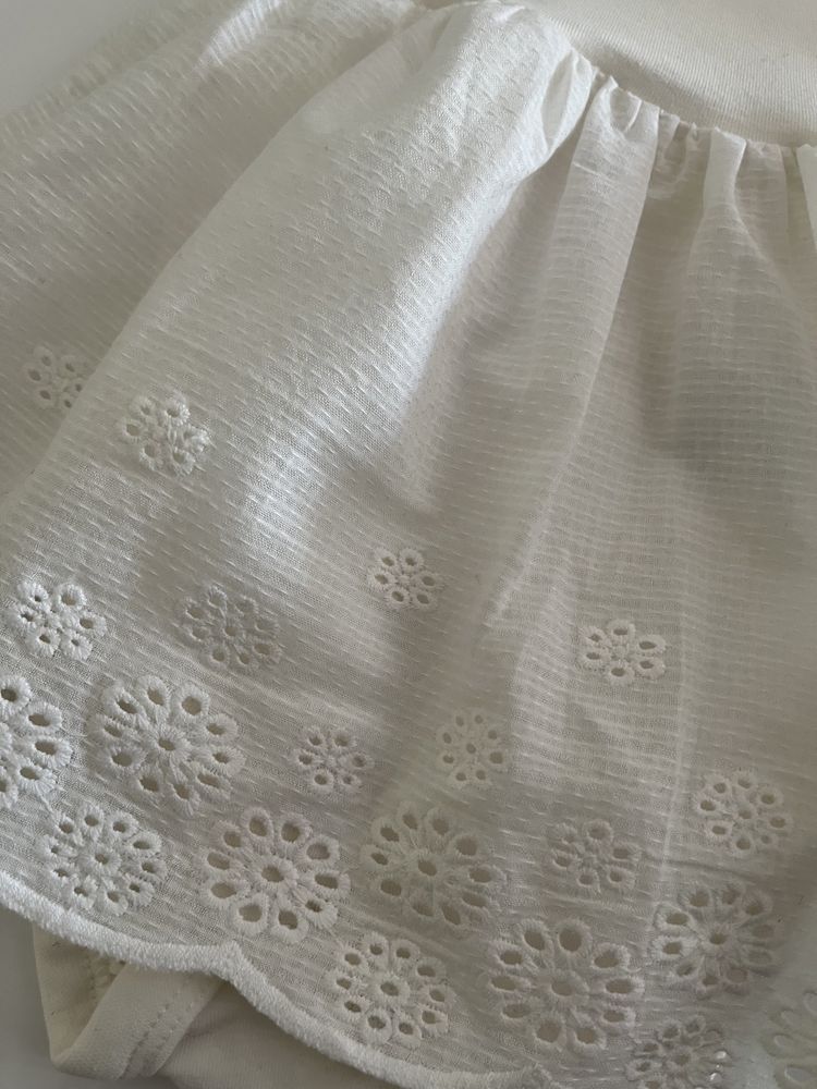 Vestido para 2/4 meses, novo. Ofereço os portes de envio.