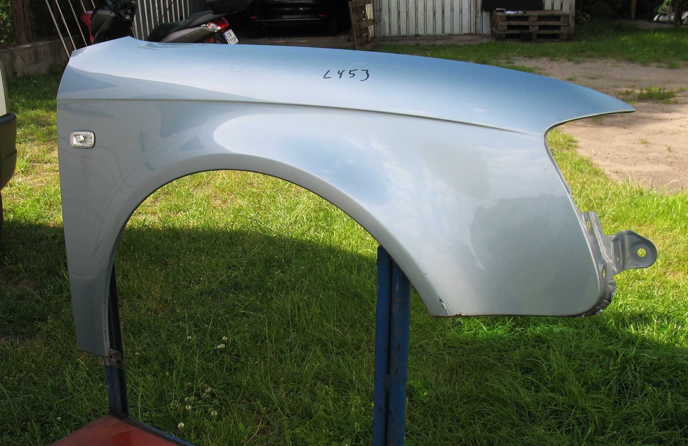 Audi A4 B7 błotnik prawy przód LY5J Oryginał