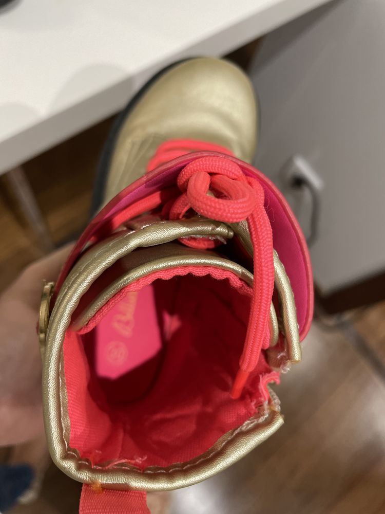 botas douradas e rosa de sola grossa e quentes