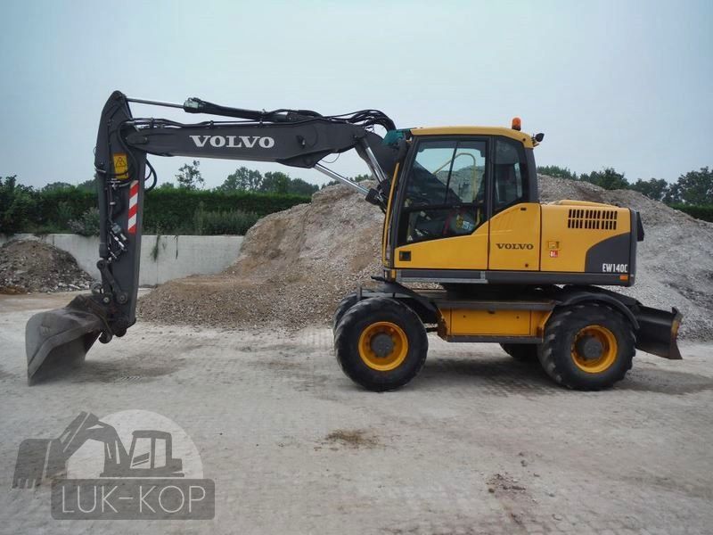 Utwardzanie dróg dojazdowych, placów, wykopy, koparka, tłuczeń