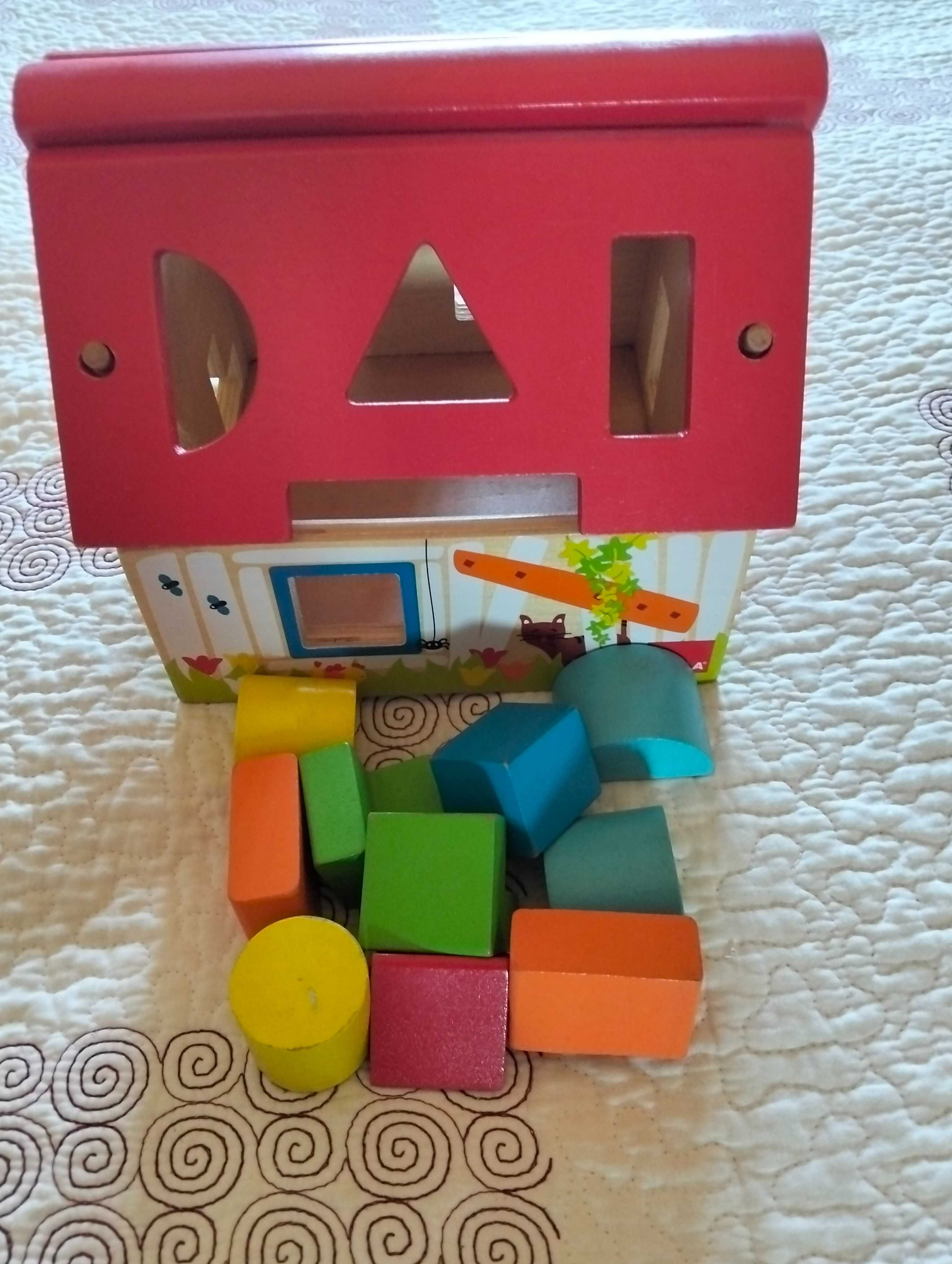 Casa em madeira com figuras geometricas