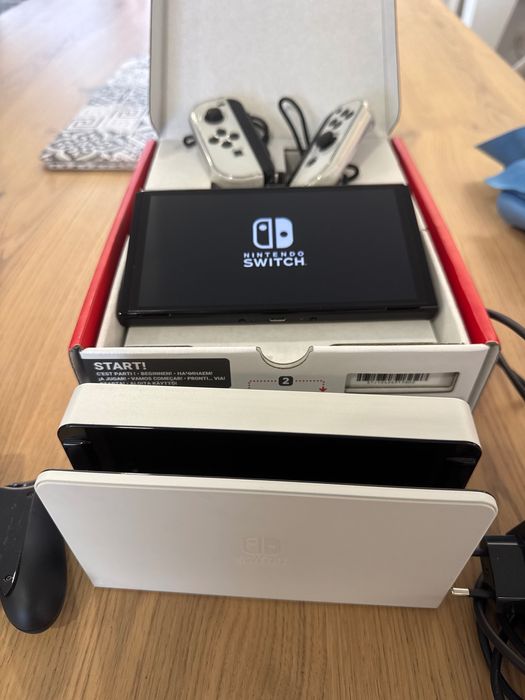 Nintendo Switch OLED com 4 joycons