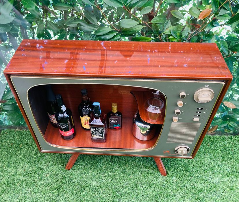 TV transformada num bar