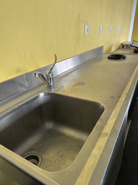 Bancada em Inox com Lavatório – 200x60x86 cm