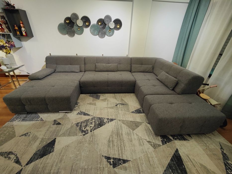 Sofá de tecido cinzento