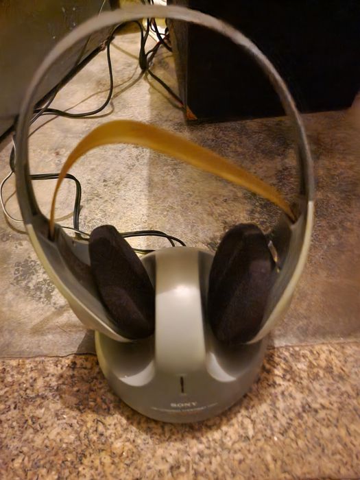 Phones Sony antigos a funcionar, por vezes, com ruído.