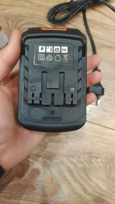 Акумулятор та зарядка Stark