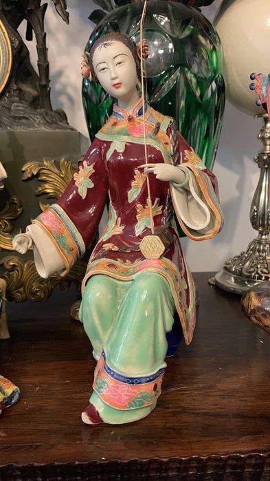 Geixa japonesa em porcelana de qualidade cheia de pormenores. Marcada