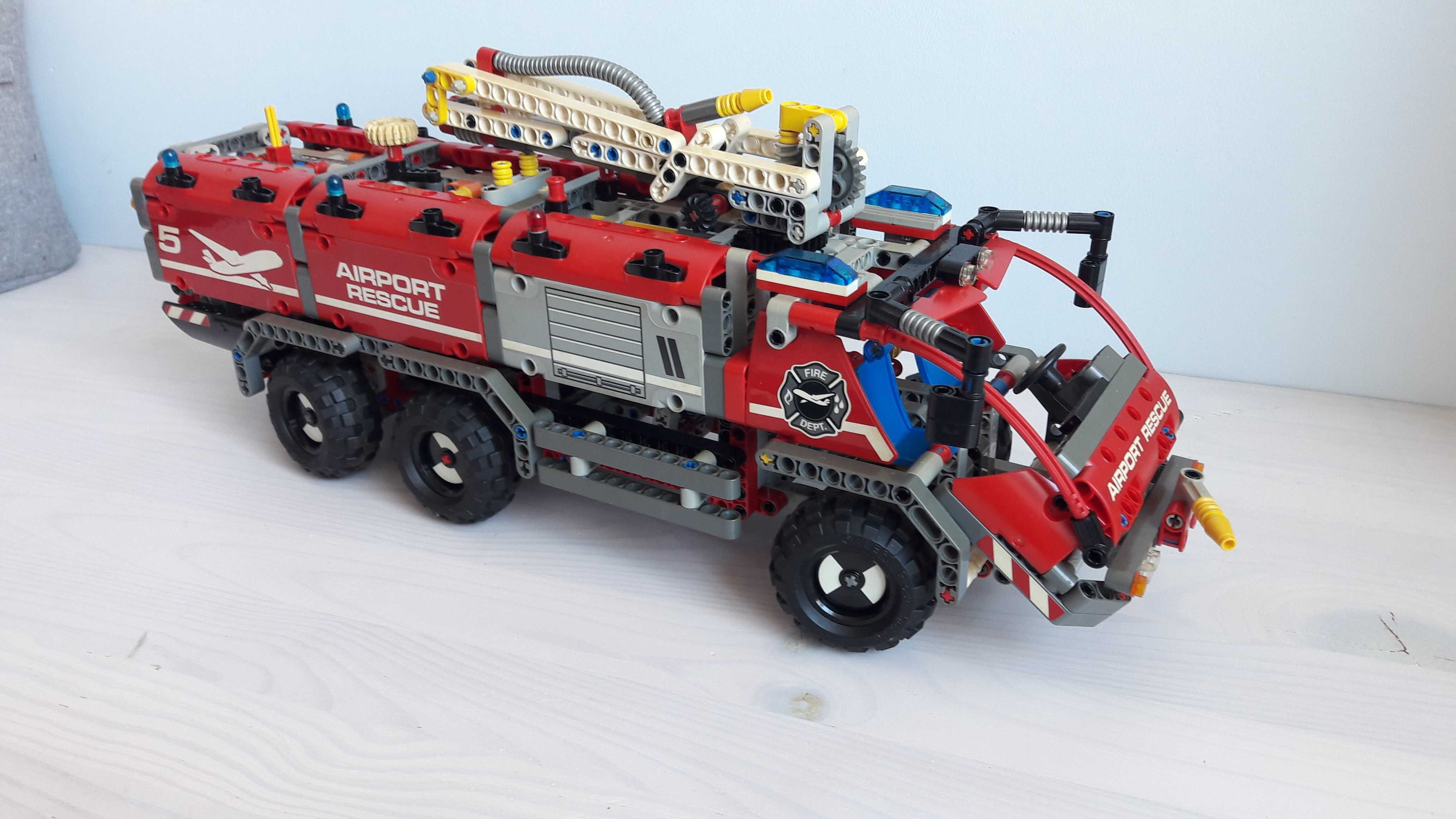 Lego Technic 42068 (10-16) Airport Rescue Vehicle